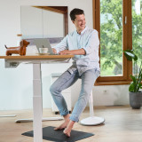 Tabouret assis-debout ofinto Move blanc avec bureau assis-debout Elevate et tapis de station debout ergonomique – le trio parfait pour travailler sainement dans un home office lumineux