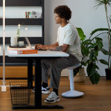 Tabouret actif ofinto Move blanc au bureau Elevate noir – travail concentré avec une posture assise ergonomique dans un office moderne
