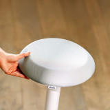 ofinto Move, détail du tabouret assis-debout – rembourrage en tissu blanc respirant de haute qualité, pour un confort supérieur et un travail ergonomique