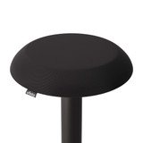 ofinto Move, détail de l’assise – tissu de revêtement noir respirant, confort d’assise premium et logo ofinto sur le tabouret actif ergonomique