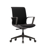 ofinto Flex Office noir avec accoudoirs – vue en biais : design élancé pour les home offices modernes et les concepts de bureaux flexibles