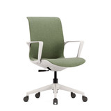 ofinto Flex Office vert avec accoudoirs – vue en biais : design élancé pour les home offices modernes et les concepts de bureaux flexibles