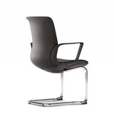 Chaise de conférence ofinto Flex Meeting noire – dossier structuré au design élégant avec accoudoirs ; chaise cantilever empilable pour des salles de réunion professionnelles (vue de dos)