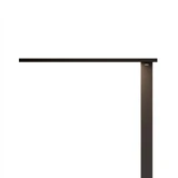 Lampadaire ofinto Lumino noir, vue de côté du bras lumineux – détail latéral du panneau LED plat avec branding ofinto ; design fin et esthétique minimaliste en noir