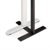 Lampadaire ofinto Lumino noir, gros plan – pied en T robuste en métal aux extrémités arrondies et patins antidérapants ; stabilité sûre de la lampe de bureau LED sur tout type de sol