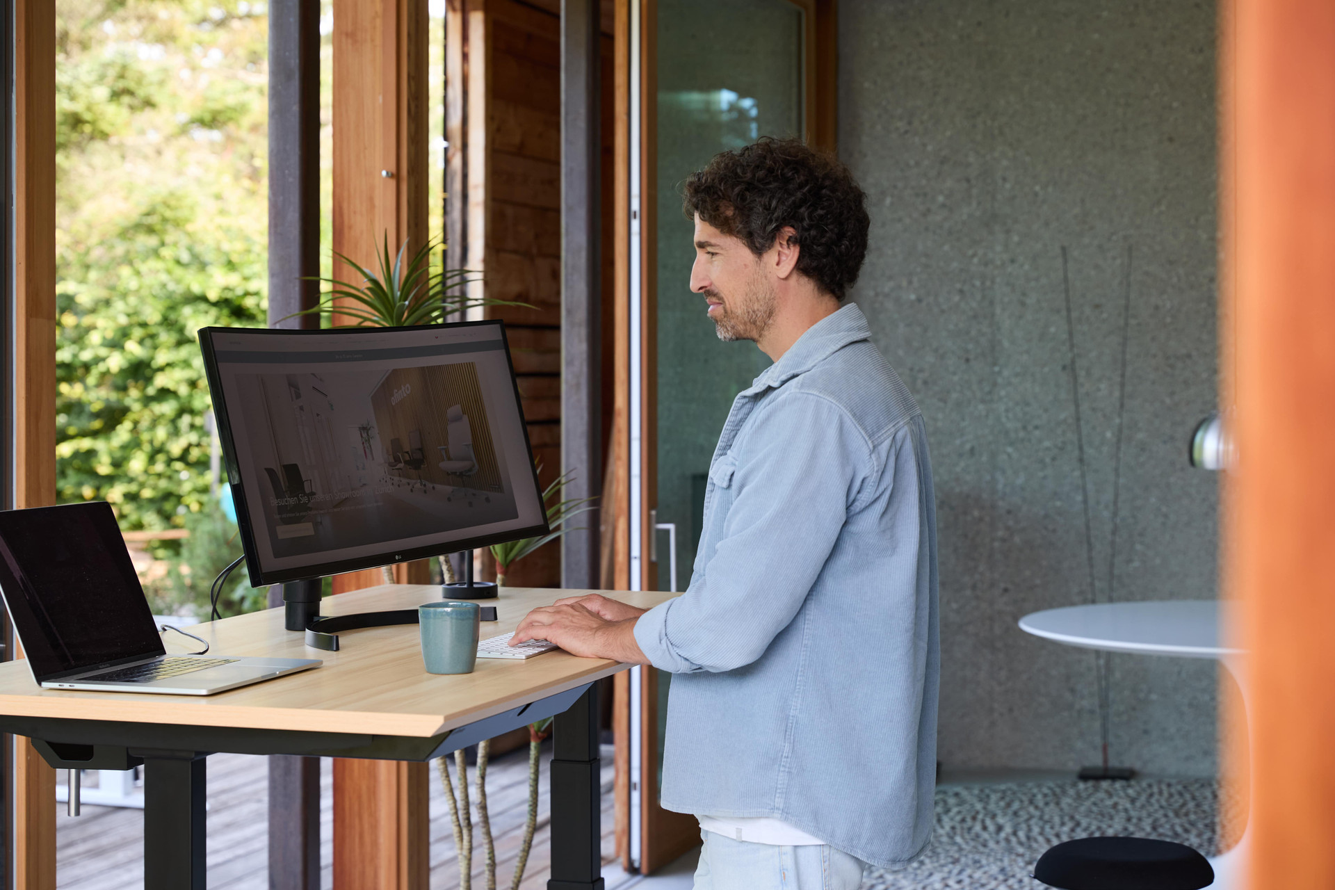 La meilleure table de bureau réglable en hauteur : 4 raisons pour lesquelles l'ofinto Elevate suscite l'enthousiasme