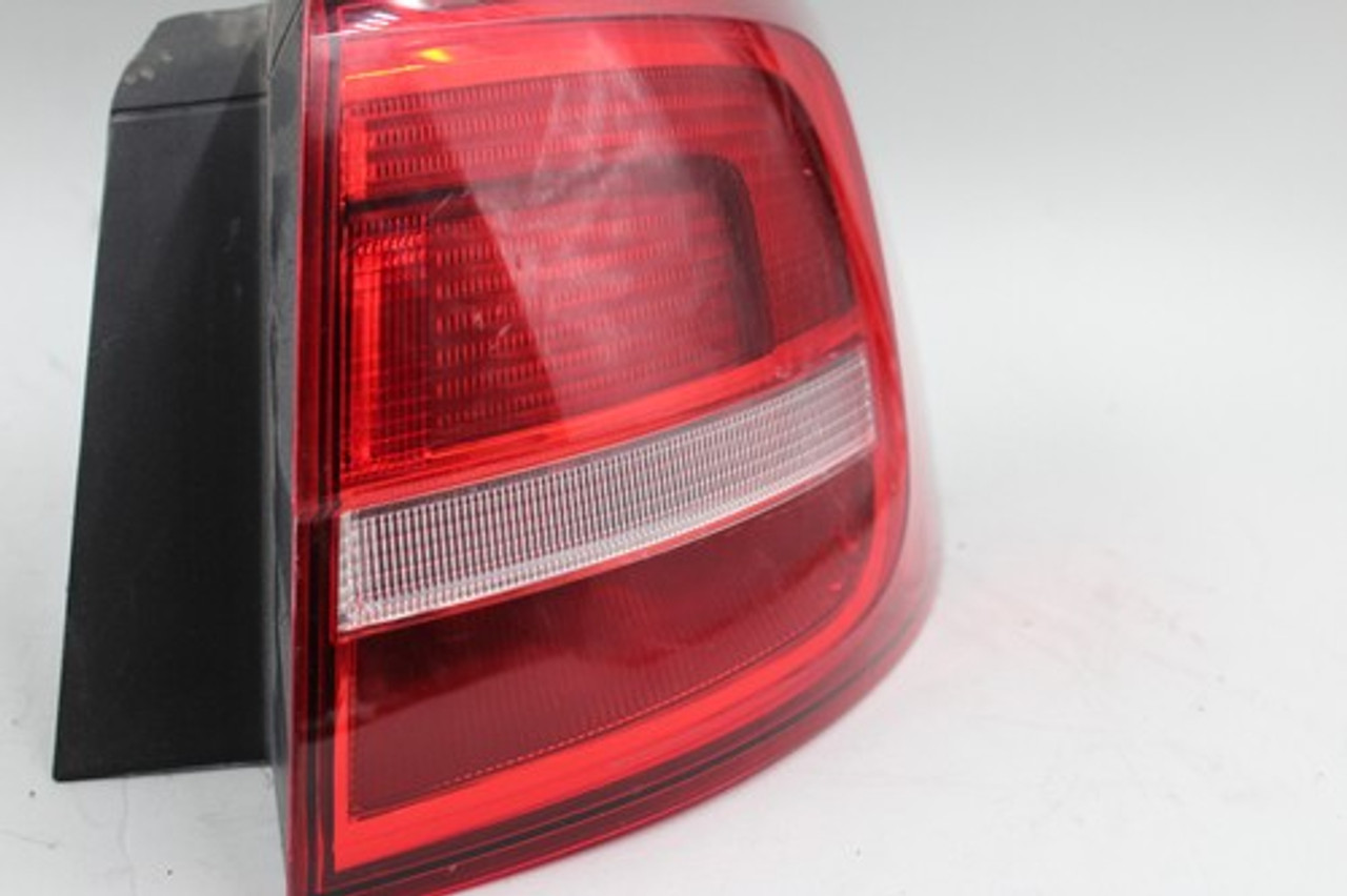 15 16 VOLKSWAGEN JETTA SEDAN RIGHT PASSENGER SIDE INCANDESCENT TAIL LIGHT OEM
