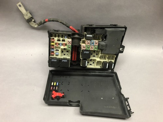 2007 VOLVO S40 2.4L ENGINE FUSE BOX OEM 2007 VOLVO S40 2.4L ENGINE FUSE BOX OEM