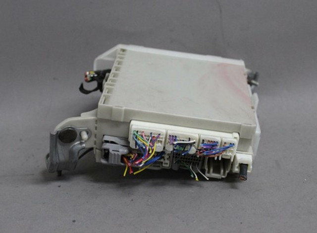 2007 2008 2009 LEXUS LS460 TRUNK FUSE BOX RELAY JUNKTION UNIT 8267050120A OEM 2007 2008 2009 LEXUS LS460 TRUNK FUSE BOX RELAY JUNKTION UNIT 8267050120A OEM