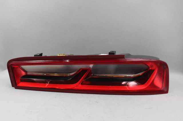 Passenger Tail Light Quarter Mounted LT Base 2016-2018 CHEVROLET CAMARO #45551 84136779