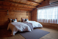 How to Choose the Right Decorative Pillows for Your Cabin Bed