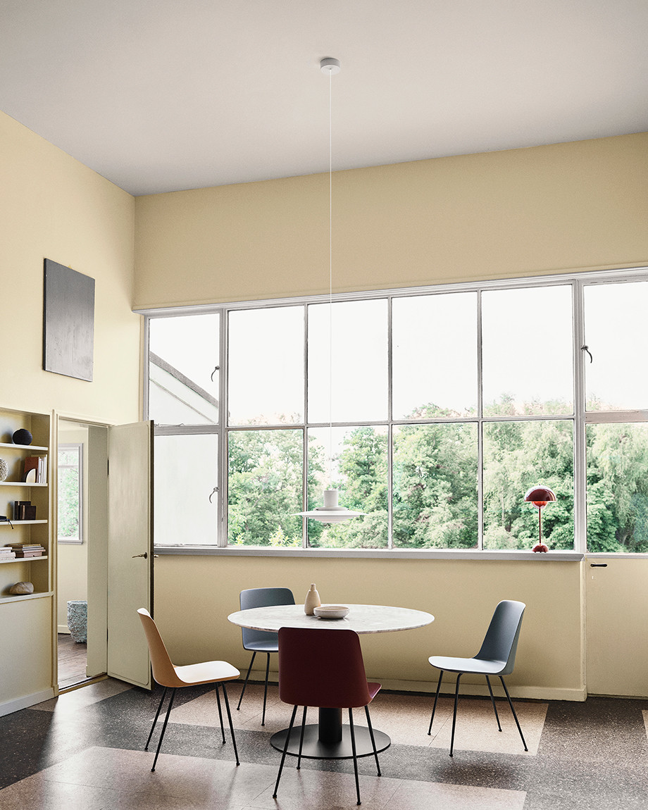 HW6 Rely Dining Chair by &Tradition - lifestyle view 2
