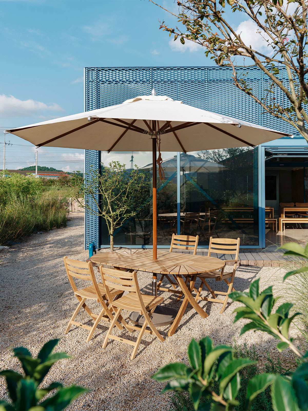 Selandia Dining Table by Fritz Hansen - lifestyle view 1