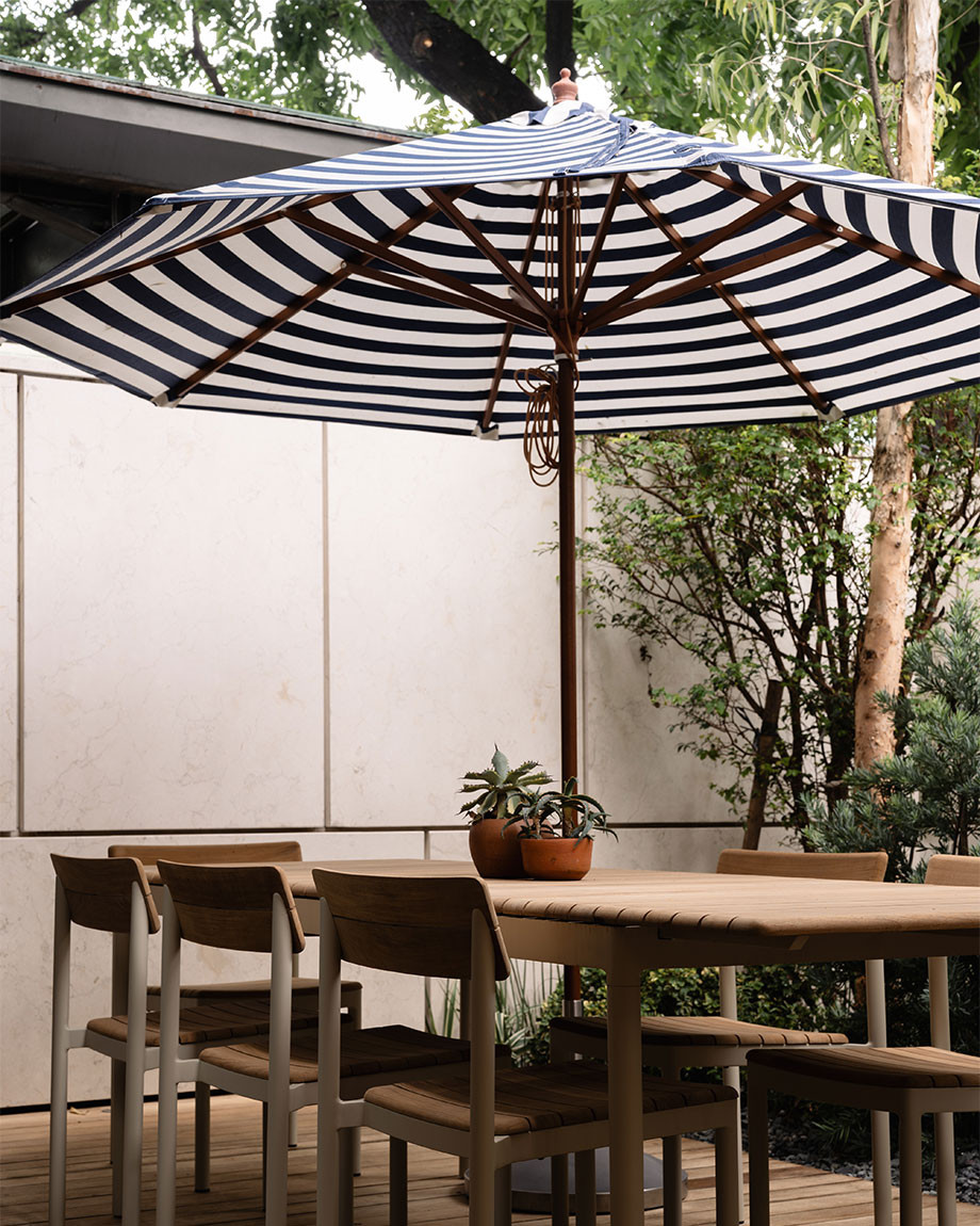 Messina Round Umbrella by Fritz Hansen - lifestyle view 2