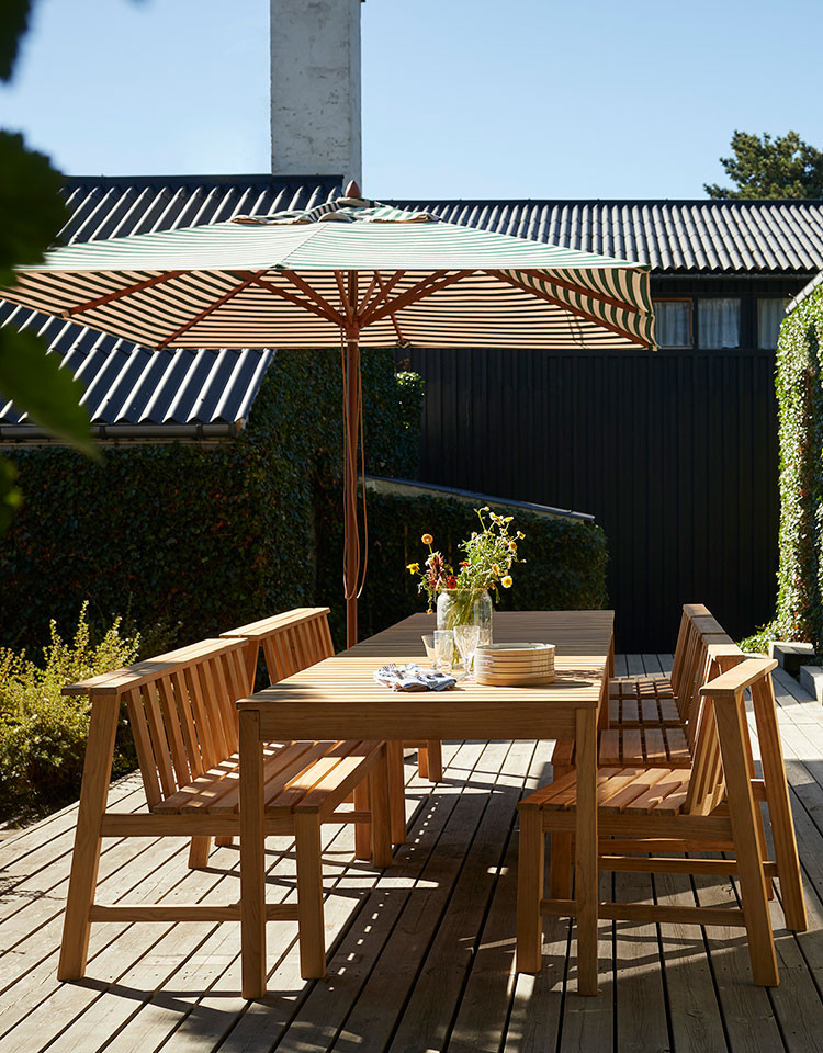 Messina Square Umbrella by Fritz Hansen - lifestyle view 1