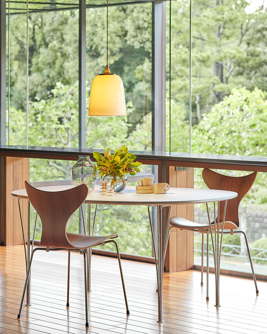 Lily™ Chair by Fritz Hansen | Elegant Design by Arne Jacobsen
