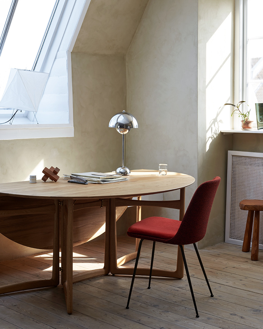 HW9 Rely Upholstered Dining Chair with Cushion by &Tradition - lifestyle view 2
