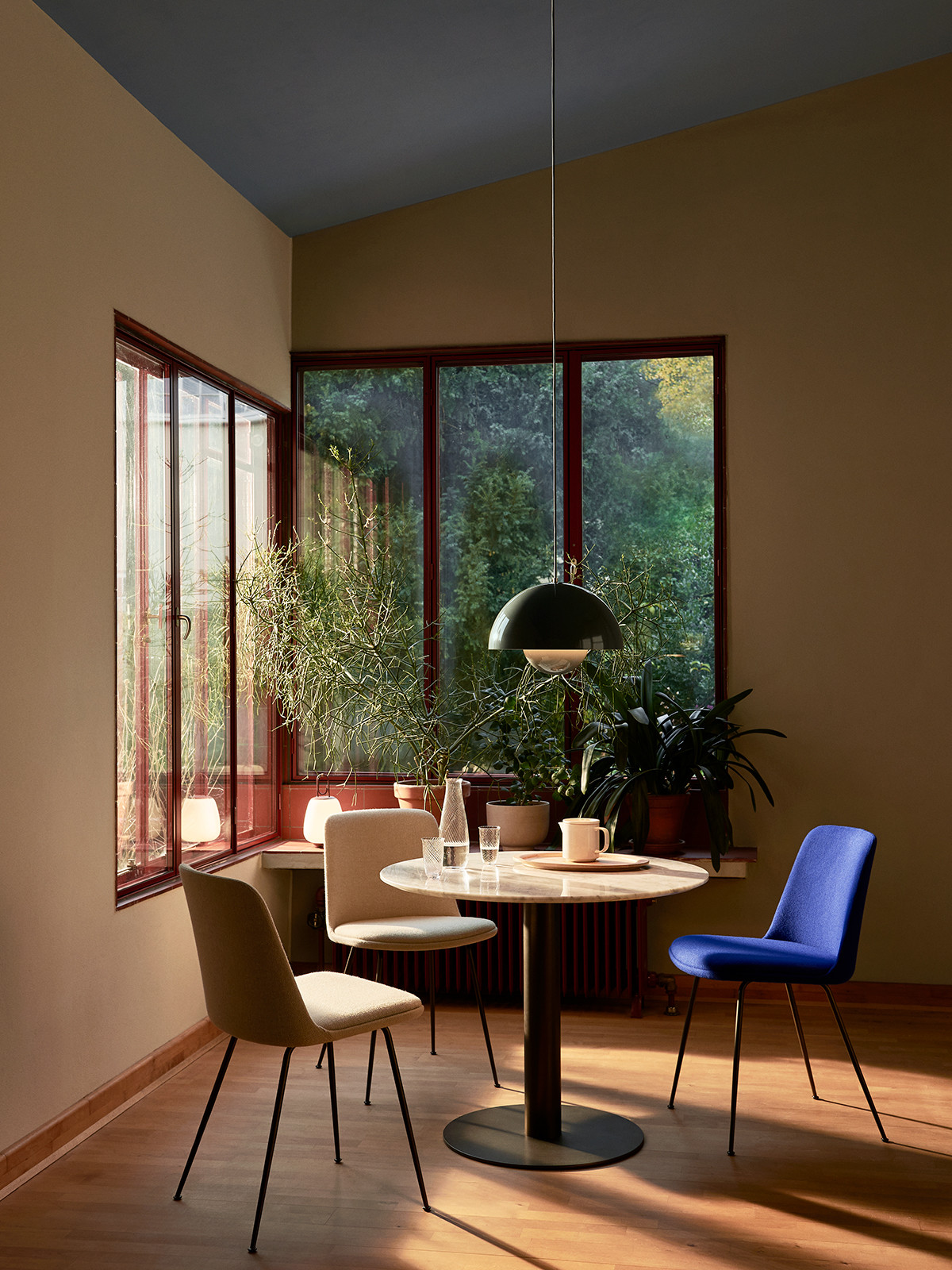 HW9 Rely Upholstered Dining Chair with Cushion by &Tradition - lifestyle view 1
