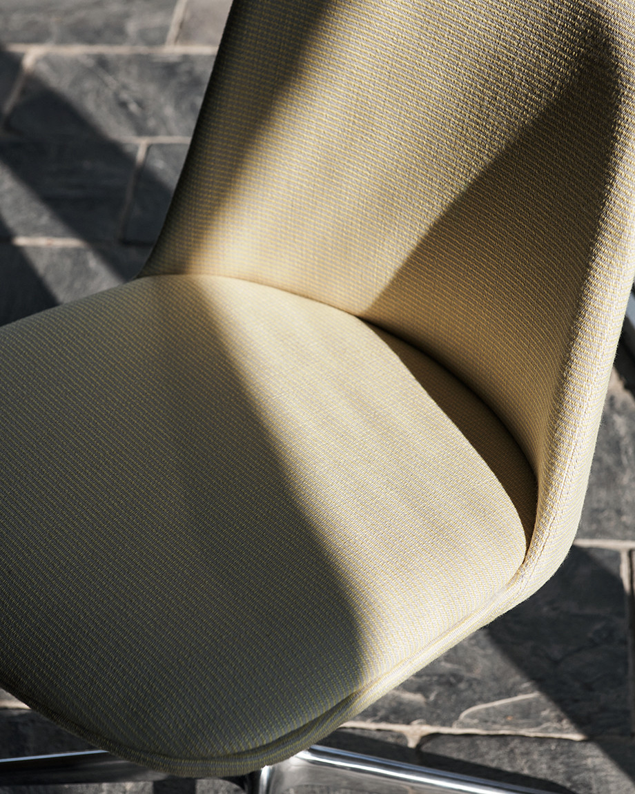 HW19 Rely Upholstered Swivel Chair with Return + Cushion by &Tradition - lifestyle view 2