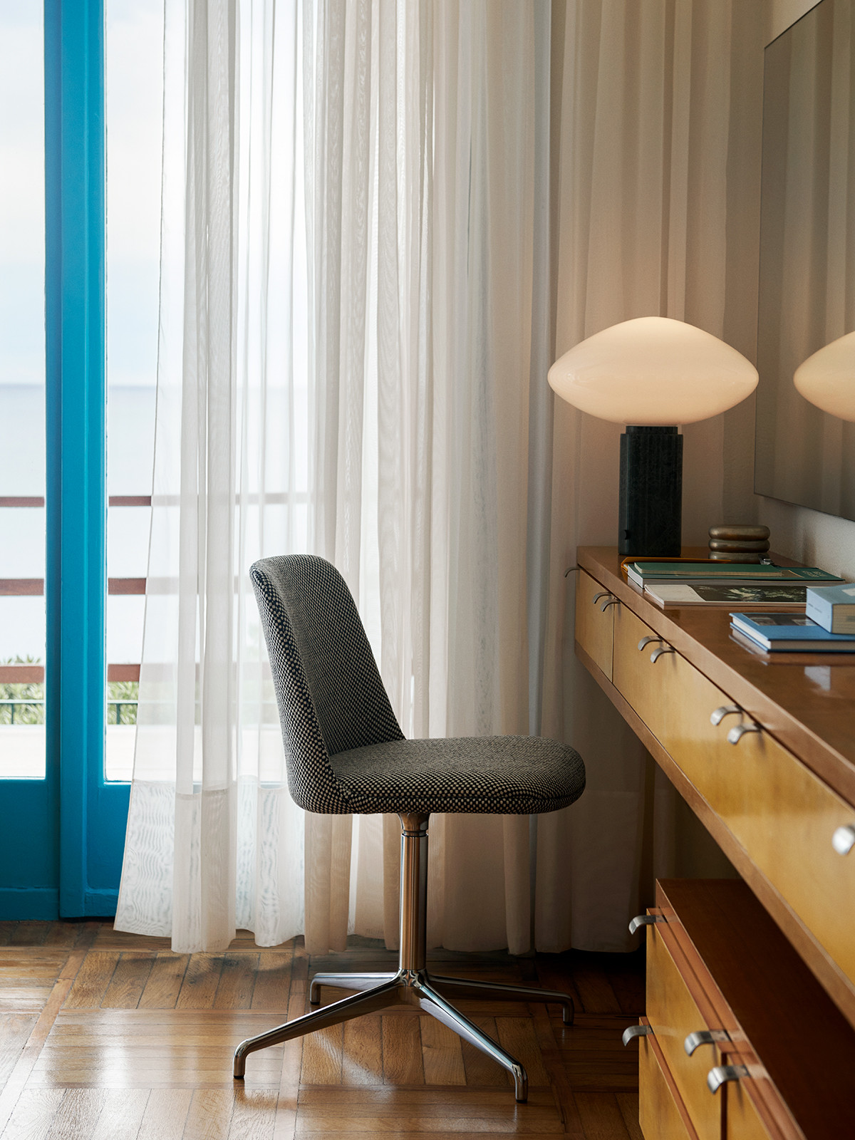 HW19 Rely Upholstered Swivel Chair with Return + Cushion by &Tradition - lifestyle view 1