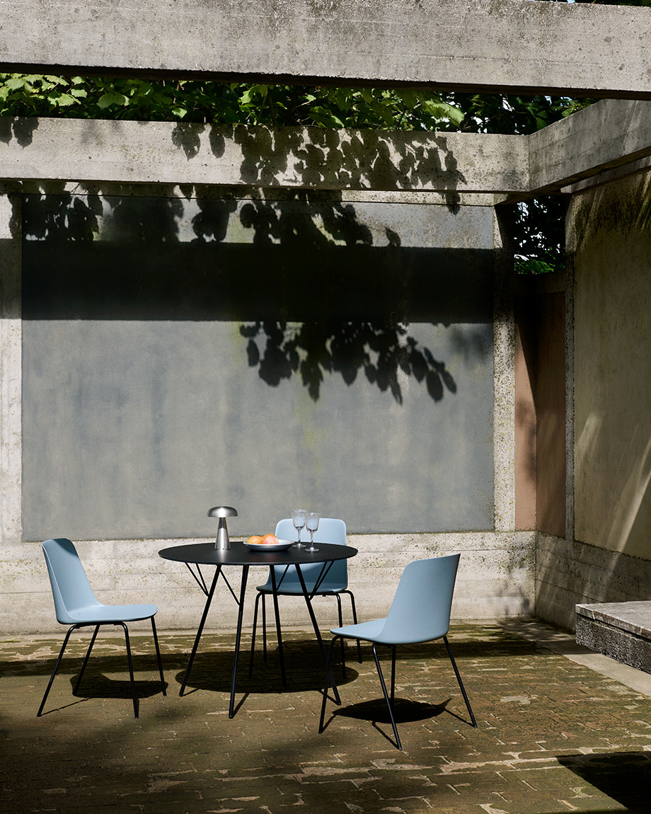 HW138 Rely Outdoor Chair by &Tradition - lifestyle view 2