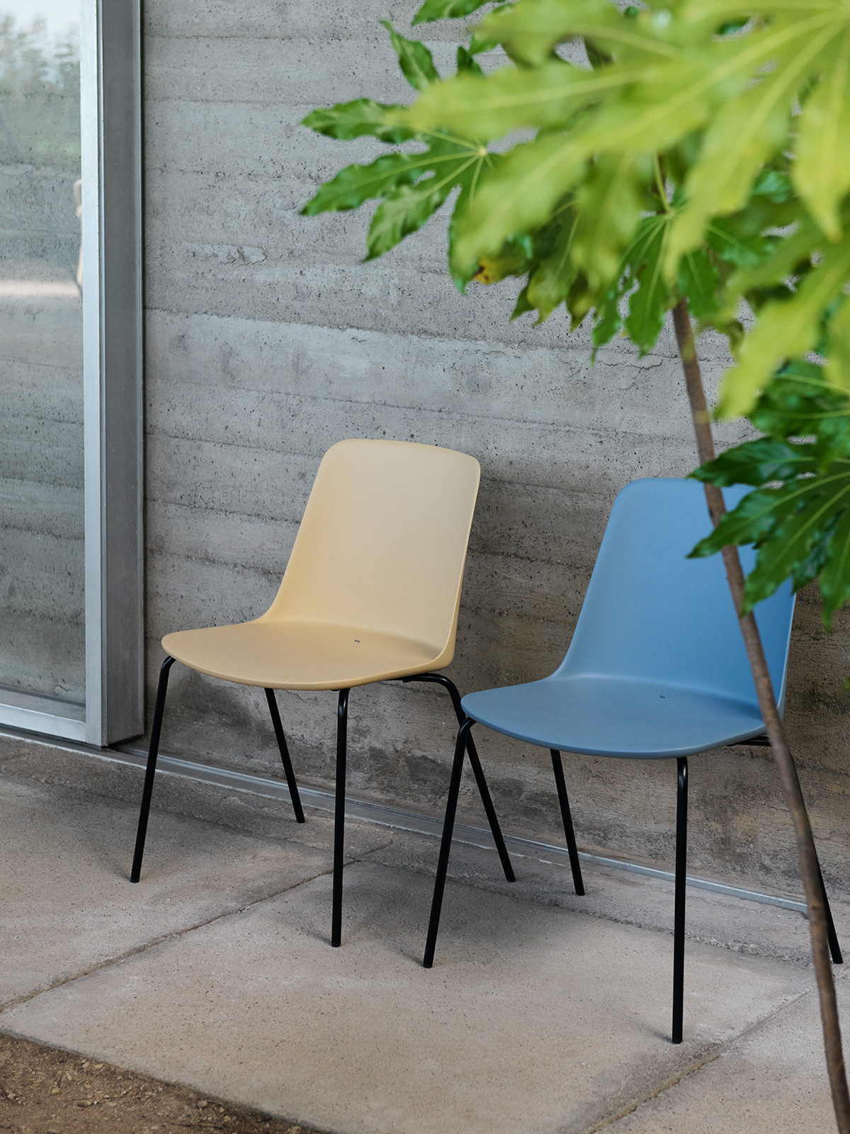 HW138 Rely Outdoor Chair by &Tradition - lifestyle view 1