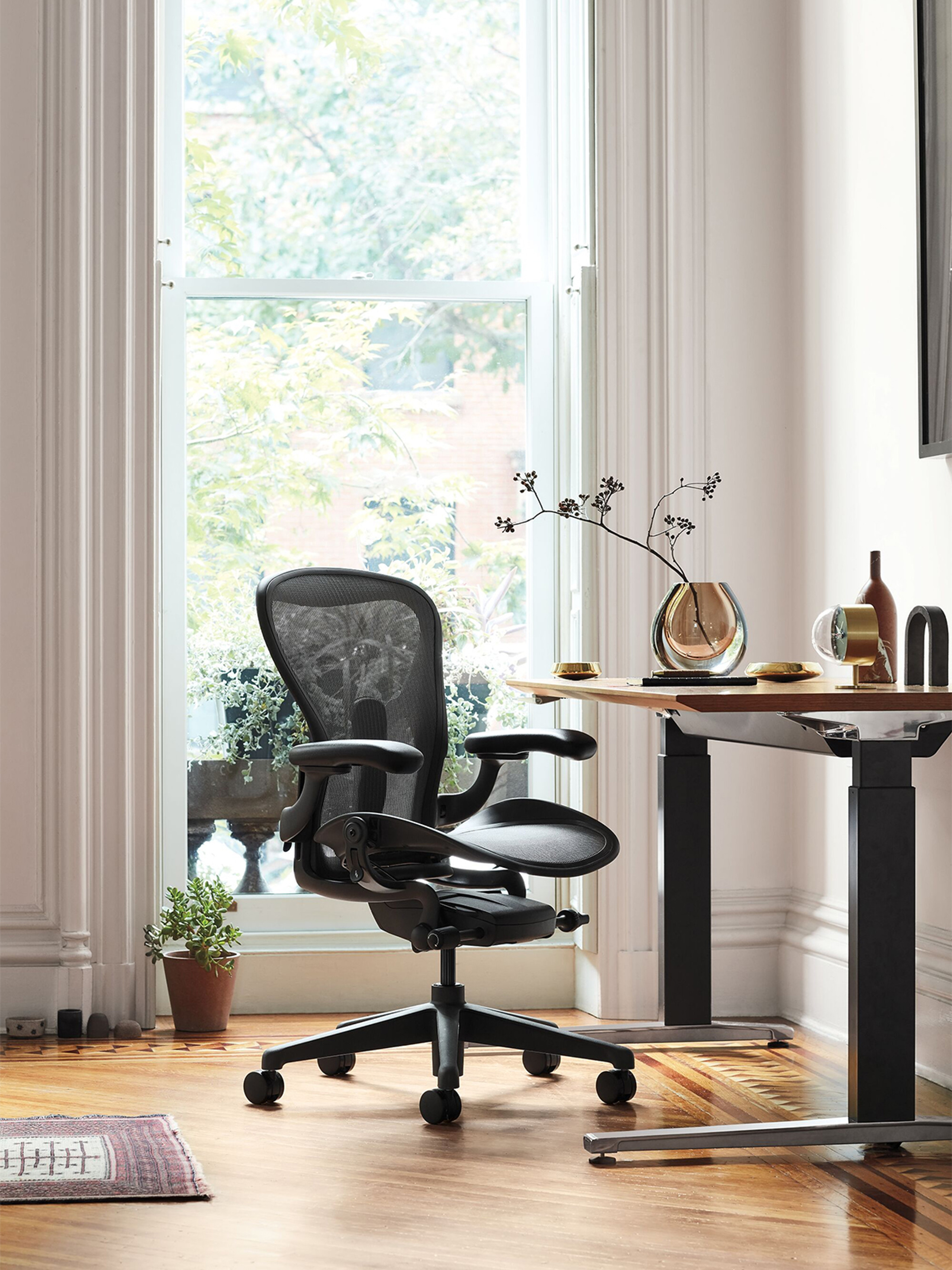 デスクチェア Herman Miller Aeron Chair Aeron Graphite Standard Office Chair | Herman Miller