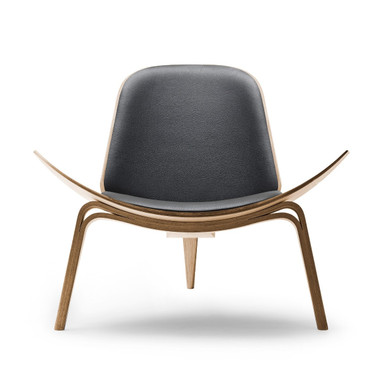 CH07 Shell Lounge Chair by Carl Hansen – front view