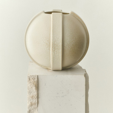 Vinci Vase 01 by LOUISE ROE – front view