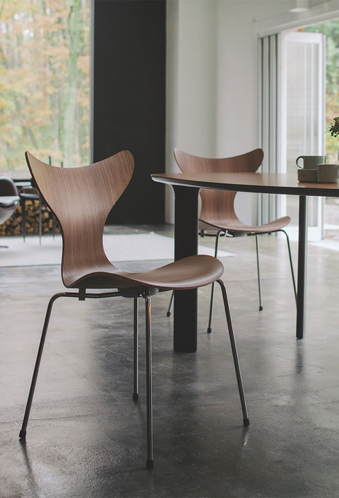 Lily™ Chair by Fritz Hansen | Elegant Design by Arne Jacobsen