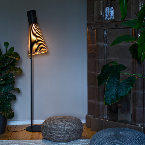 Secto 4210 Floor Lamp: Timeless Design & Cozy Illumination for Any