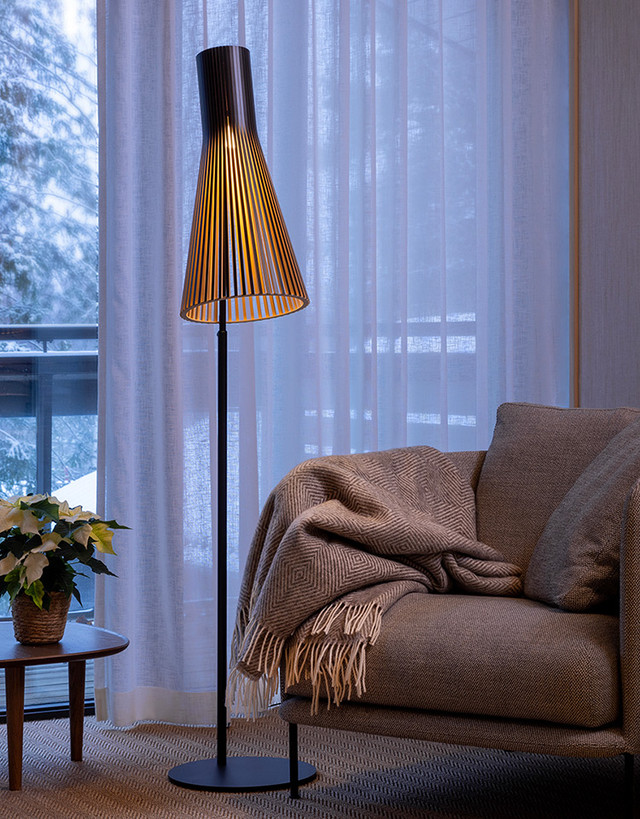 Secto 4210 Floor Lamp: Timeless Design & Cozy Illumination for Any