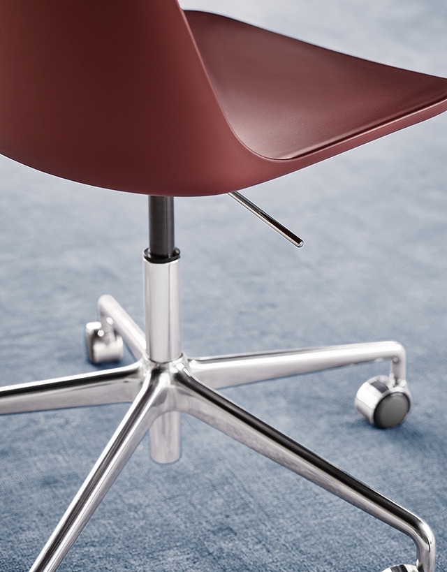 HW28 Rely Adjustable Swivel Chair with Casters by &Tradition - lifestyle view 1