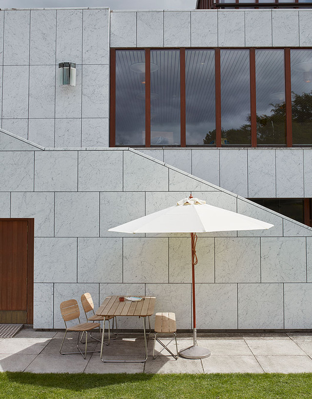 Lilium Bench by Fritz Hansen - lifestyle view 2