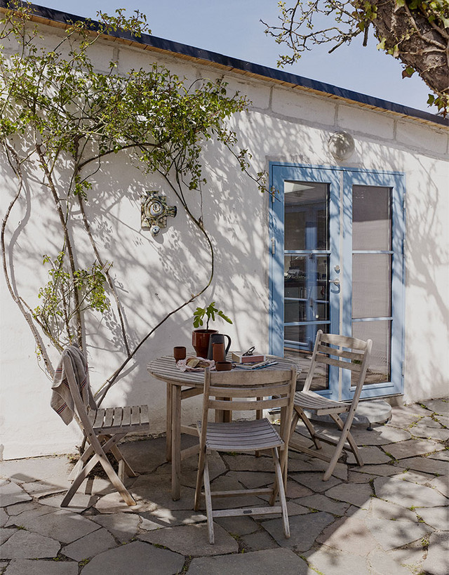 Selandia Round Drop-Leaf Dining Table by Fritz Hansen - lifestyle view 1