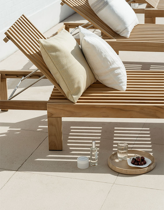 Riviera Sunbed by Fritz Hansen - lifestyle view 1