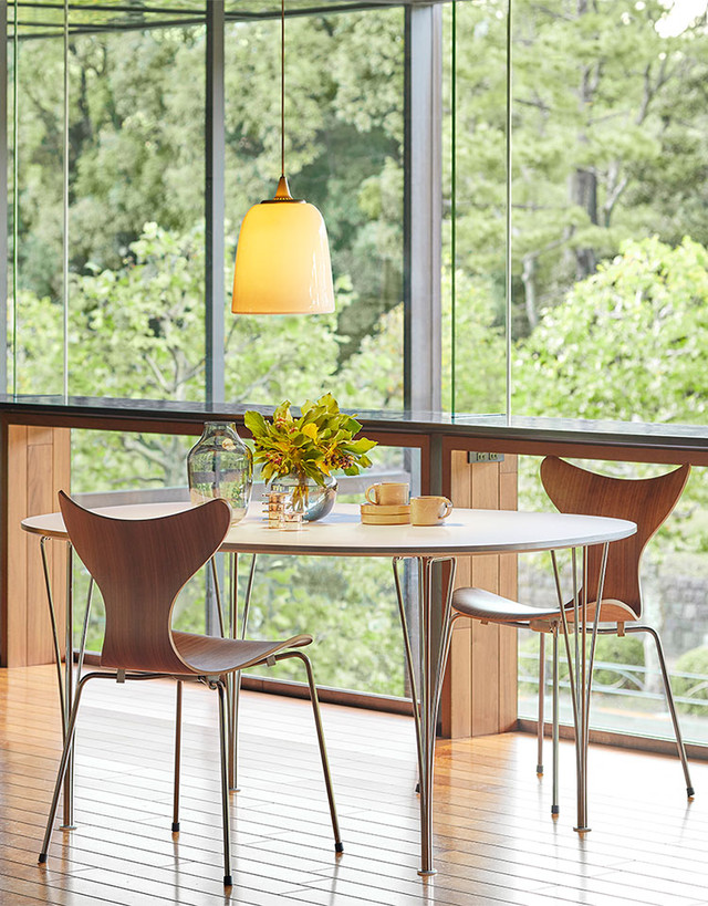 Lily™ Chair by Fritz Hansen | Elegant Design by Arne Jacobsen