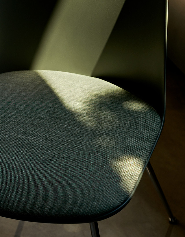 HW7 Rely Dining Chair with Cushion by &Tradition - lifestyle view 2