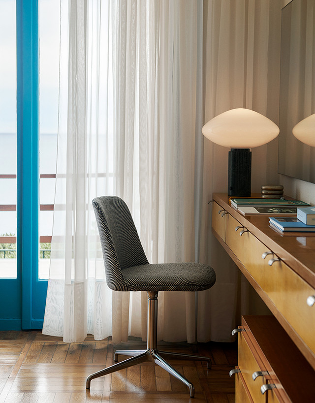 HW19 Rely Upholstered Swivel Chair with Return + Cushion by &Tradition - lifestyle view 1