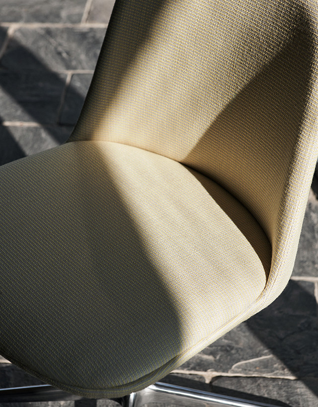 HW19 Rely Upholstered Swivel Chair with Return + Cushion by &Tradition - lifestyle view 2