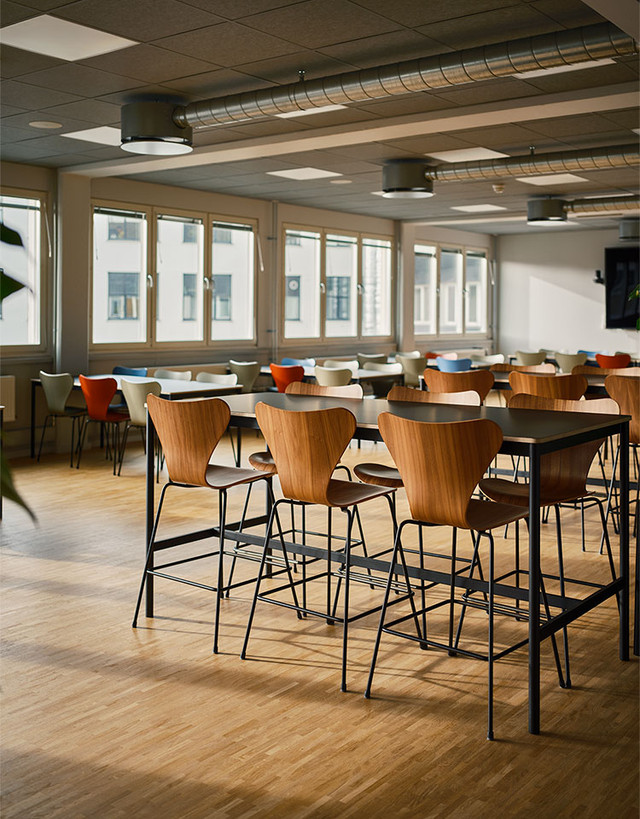 Series 7™ Barstool by Fritz Hansen - lifestyle view 1