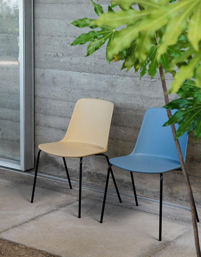 HW138 Rely Outdoor Chair by &Tradition - lifestyle view 1