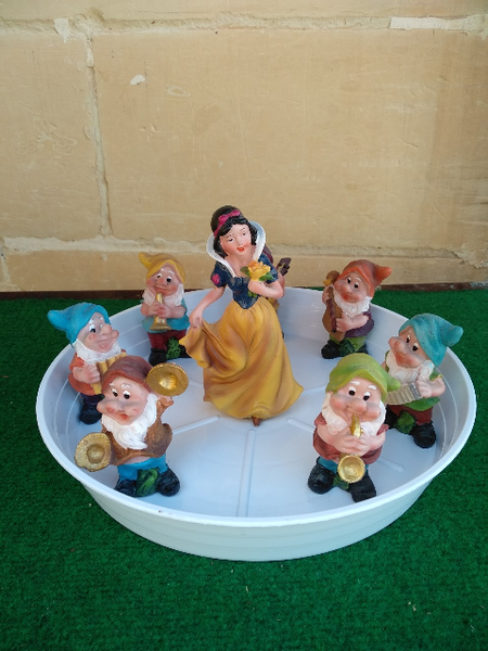 Snow White and the Seven Dwarf Gnomes
