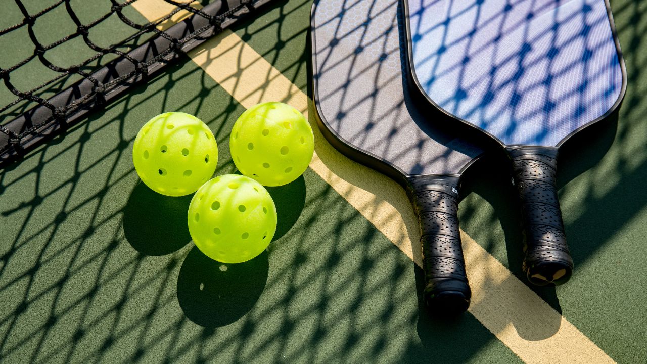 How To Choose The Right Pickleball Paddle For Your Play Style