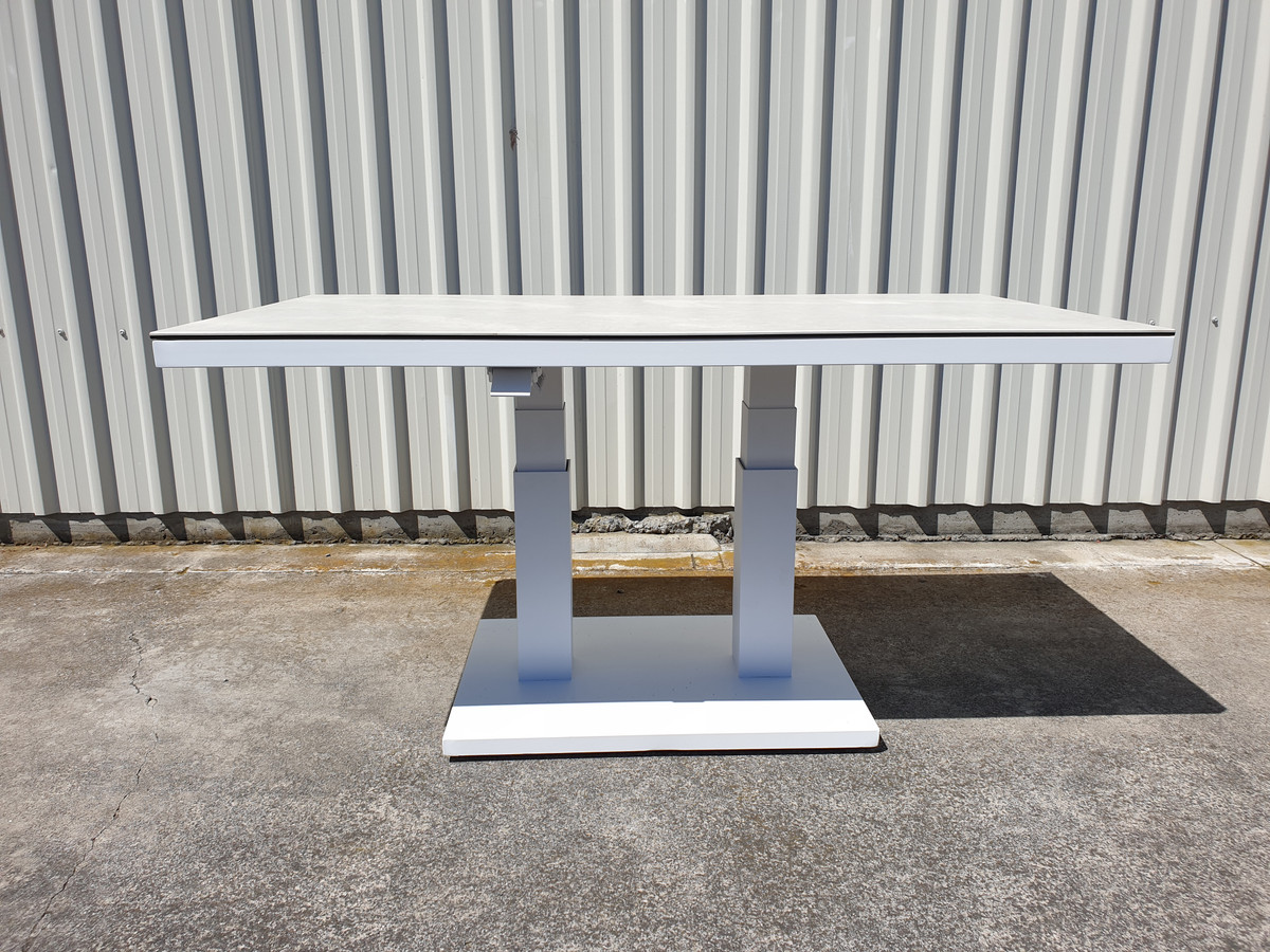 Adjustable height outdoor coffee shop table