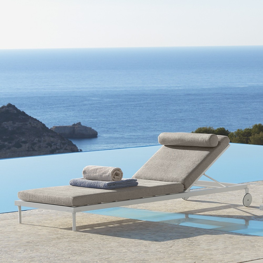 Ambient view of the CLEO sun lounger by Talenti in White finish