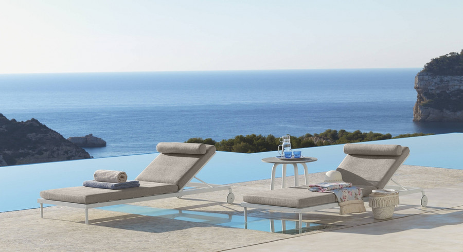 Ambient view of the CLEO sun lounger by Talenti in White finish