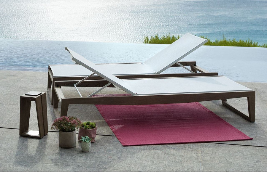 2 skaal sun loungers in opposing directions
