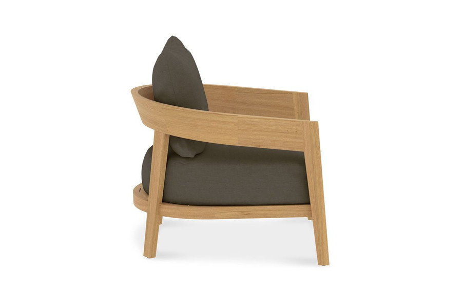 Veneto outdoor lounge chair - side view
Please note : Fabric supplied is Sunbrella Cast Slate - different from image