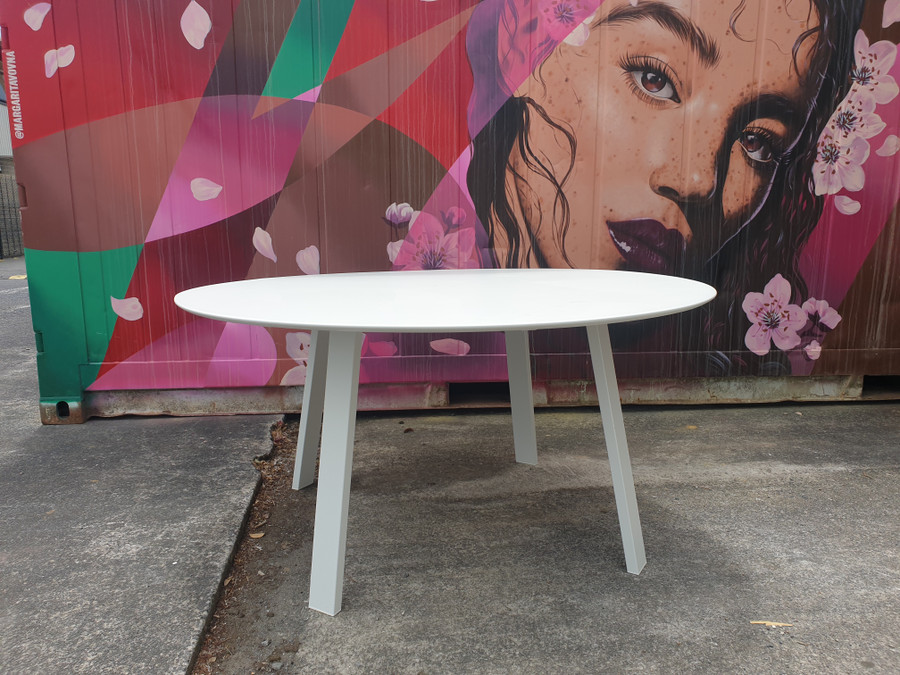 Tripod outdoor table in powder-coated aluminium 150cm diameter